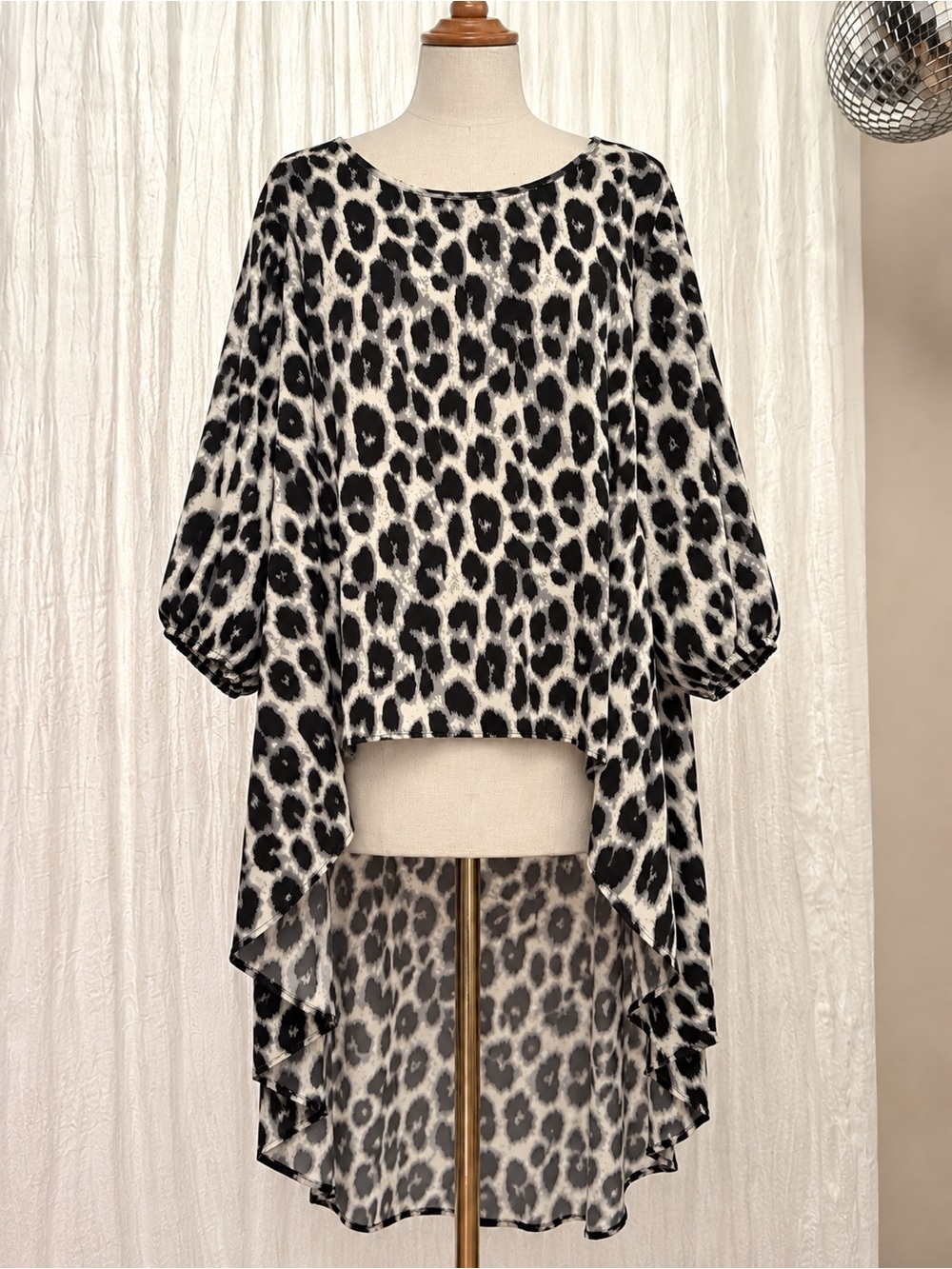 Leopard Print High-Low Tunic Bloude in Black & White
